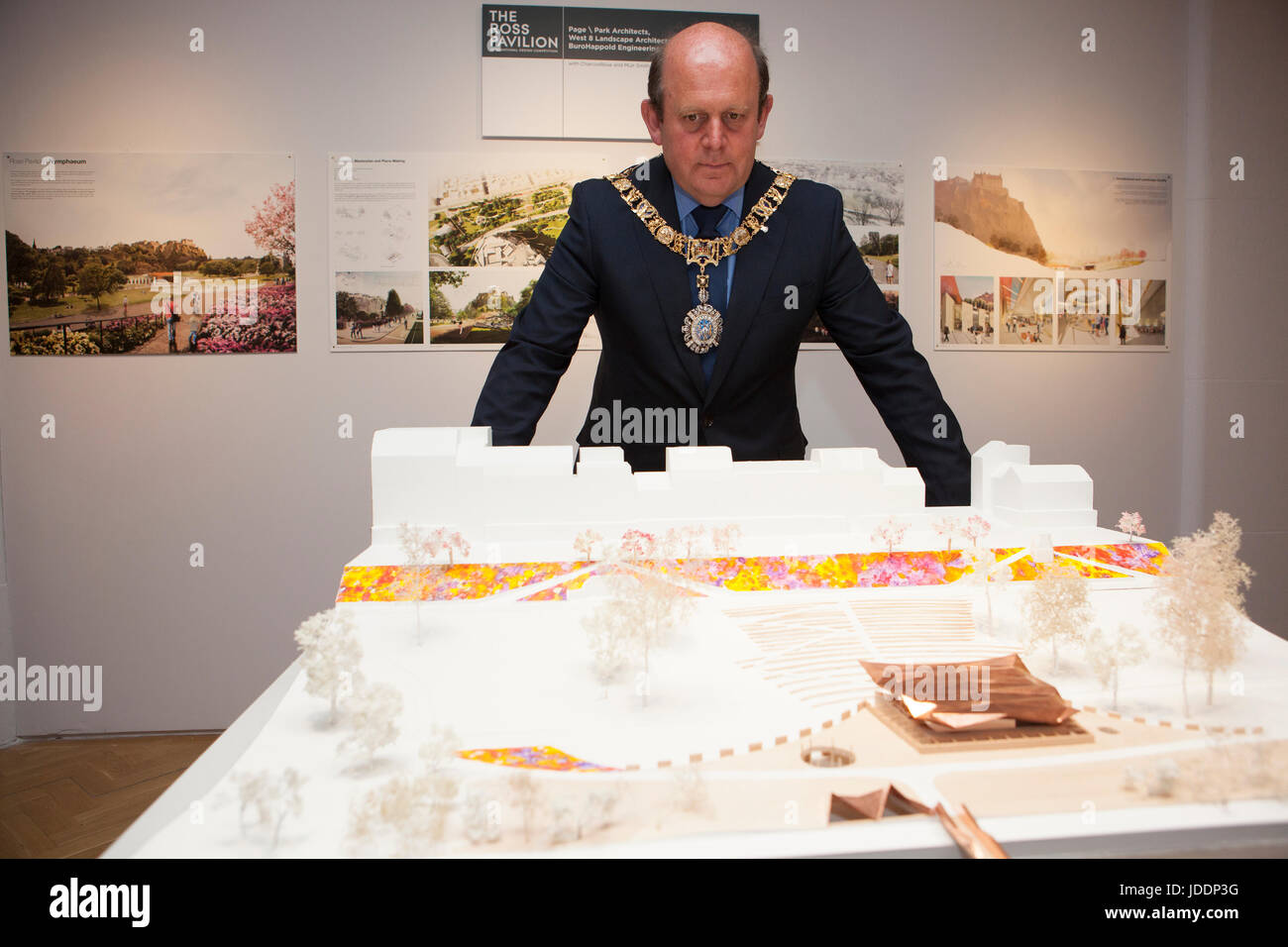 Edinburgh, Ecosse, Royaume-Uni. 20 juin 2017. Appuyez sur l'affichage de sept architectes internationaux retenus pour le nouveau lieu de remplacer le kiosque Ross dans l'ouest des Jardins de Princes Street d'Édimbourg. L'exposition se tiendra du 21 juin au 30 juillet. untilll EdinburghÕs photo Lord Provost, Frank Ross. Pako Mera/Alamy Live News. Banque D'Images