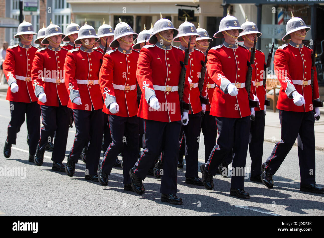 Windsor, Royaume-Uni. 20 Juin, 2017. Princess Patricia's Canadian Light Infantry changer la garde au château de Windsor, précédé par la musique de l'Artillerie royale. Ayant pris sur des fonctions honorifiques comme la reine garde, ils seront garder les deux résidences royales jusqu'au 3 juillet. Princess Patricia's Canadian Light Infantry est un des trois régiments d'infanterie de la Force régulière de l'Armée canadienne. Credit : Mark Kerrison/Alamy Live News Banque D'Images