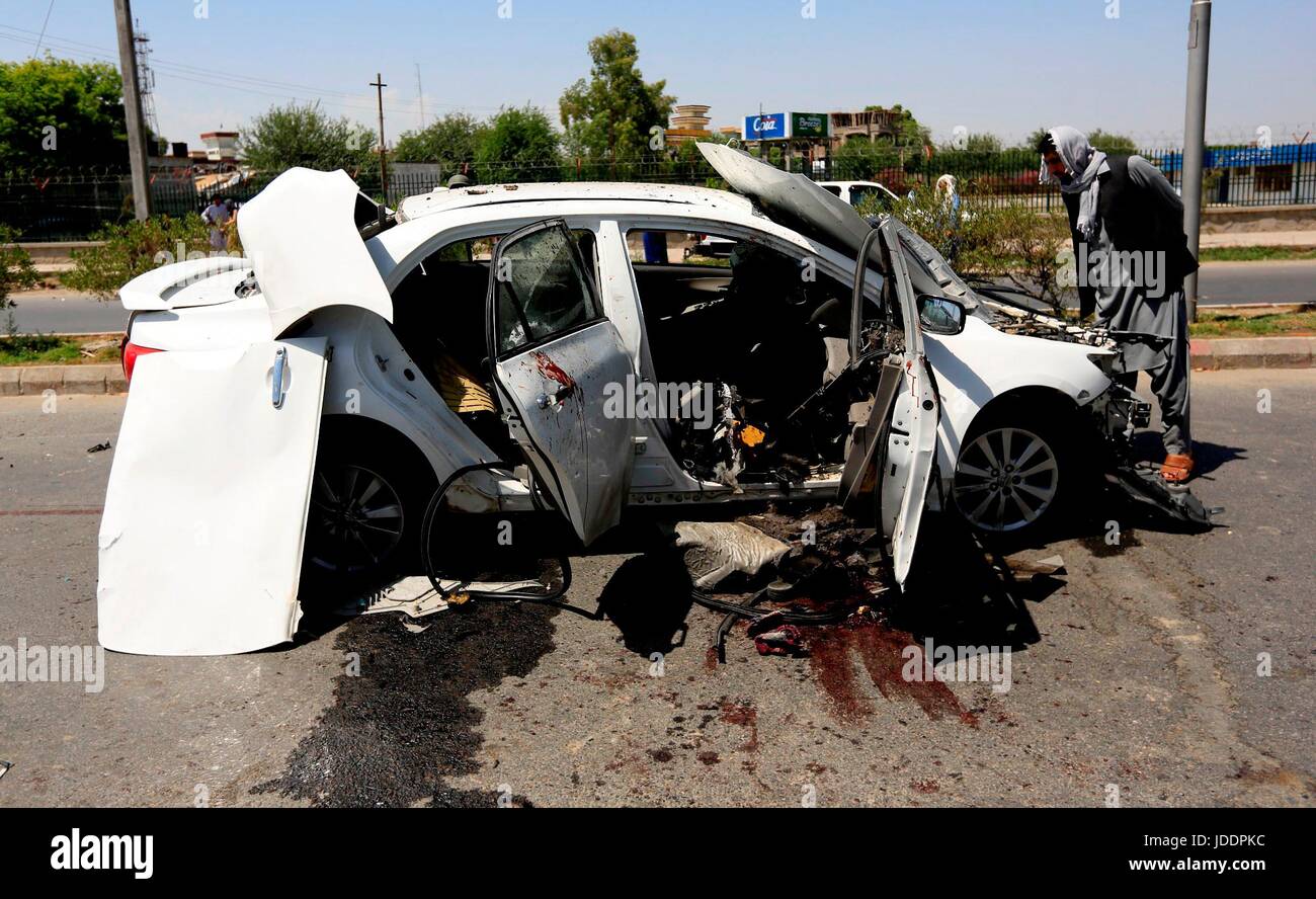 (170620) -- NANGARHAR, 20 juin (Xinhua) -- Photo prise le 20 juin 2017 montre un véhicule endommagé sur le site d'une explosion dans la province de Nangarhar, en Afghanistan. Un juge a été tué et trois autres personnes, toutes des civils, ont été blessés dans une explosion a secoué l'est une ville afghane mardi, selon un fonctionnaire du gouvernement. L'explosion a eu lieu dans l'est de la capitale provinciale de Nangarhar Jalalabad, à 120 km à l'est de Kaboul.(Xinhua/Rahman Safi)(HR) Banque D'Images