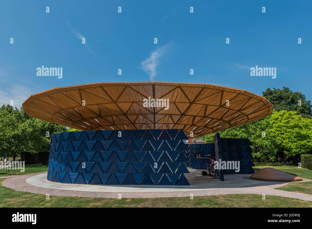 Hyde Park, London, UK. 20 Jun, 2017. Le nouveau pavillon de la Serpentine conçu par Diebedo Francis Kere est ouvert à l'extérieur de la galerie Serpentine dans Hyde Park. Crédit : Guy Bell/Alamy Live News Banque D'Images