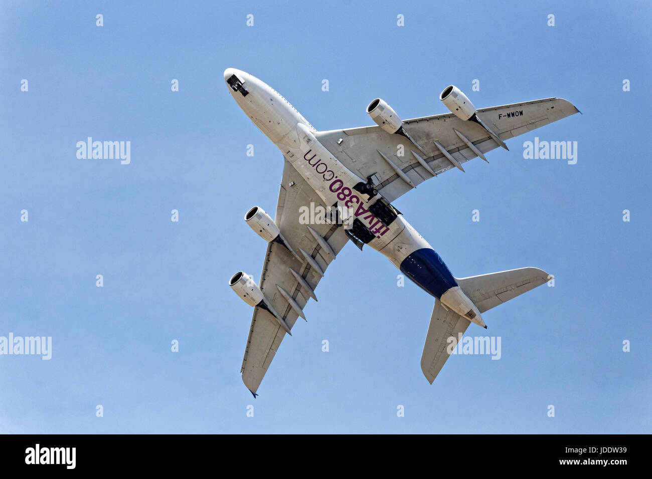 L'espace de Paris-Le Bourget, France. 19 Juin, 2017. Présentation de vol de l'Airbus A380 au cours de la 2017 International Paris Air Show. Credit : Bernard Menigault/Alamy Live News Banque D'Images