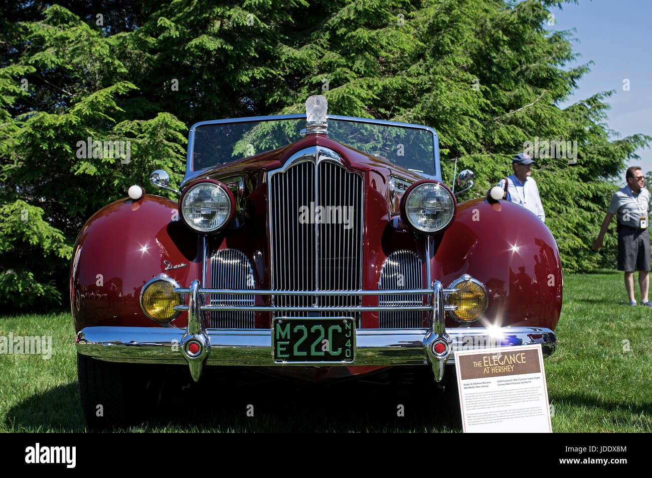 Hershey, PA-Juin 11, 2017 : 1940 1806 Packard Super Eight Convertible Victoria personnalisés Darrin se dresse sur l'affichage à l'élégance à Hershey. Banque D'Images