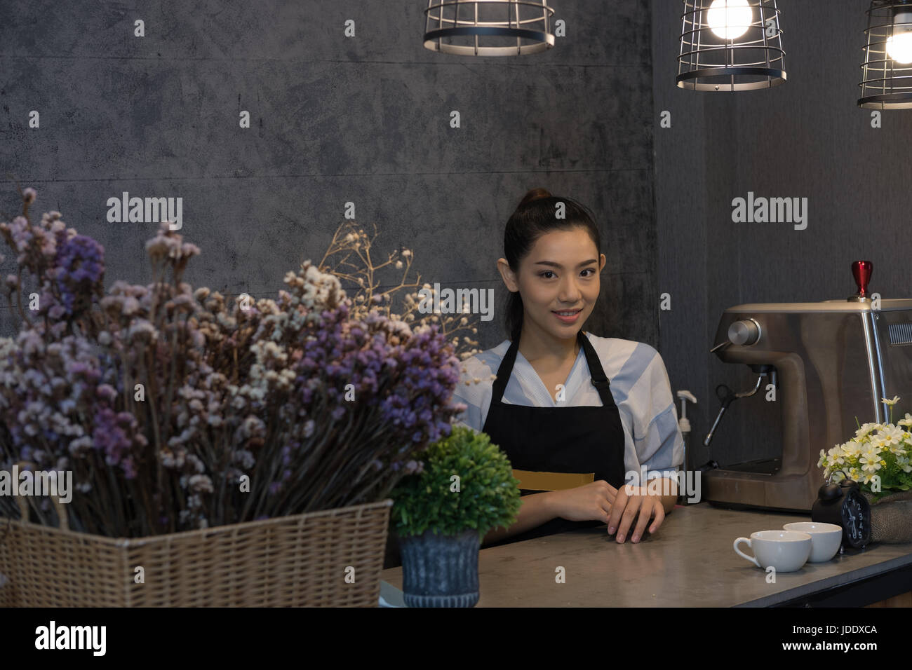 Propriétaire de petite entreprise à son café. happy asian woman standing au guichet. Jeune femme derrière le bar barista smiling in cafe Banque D'Images