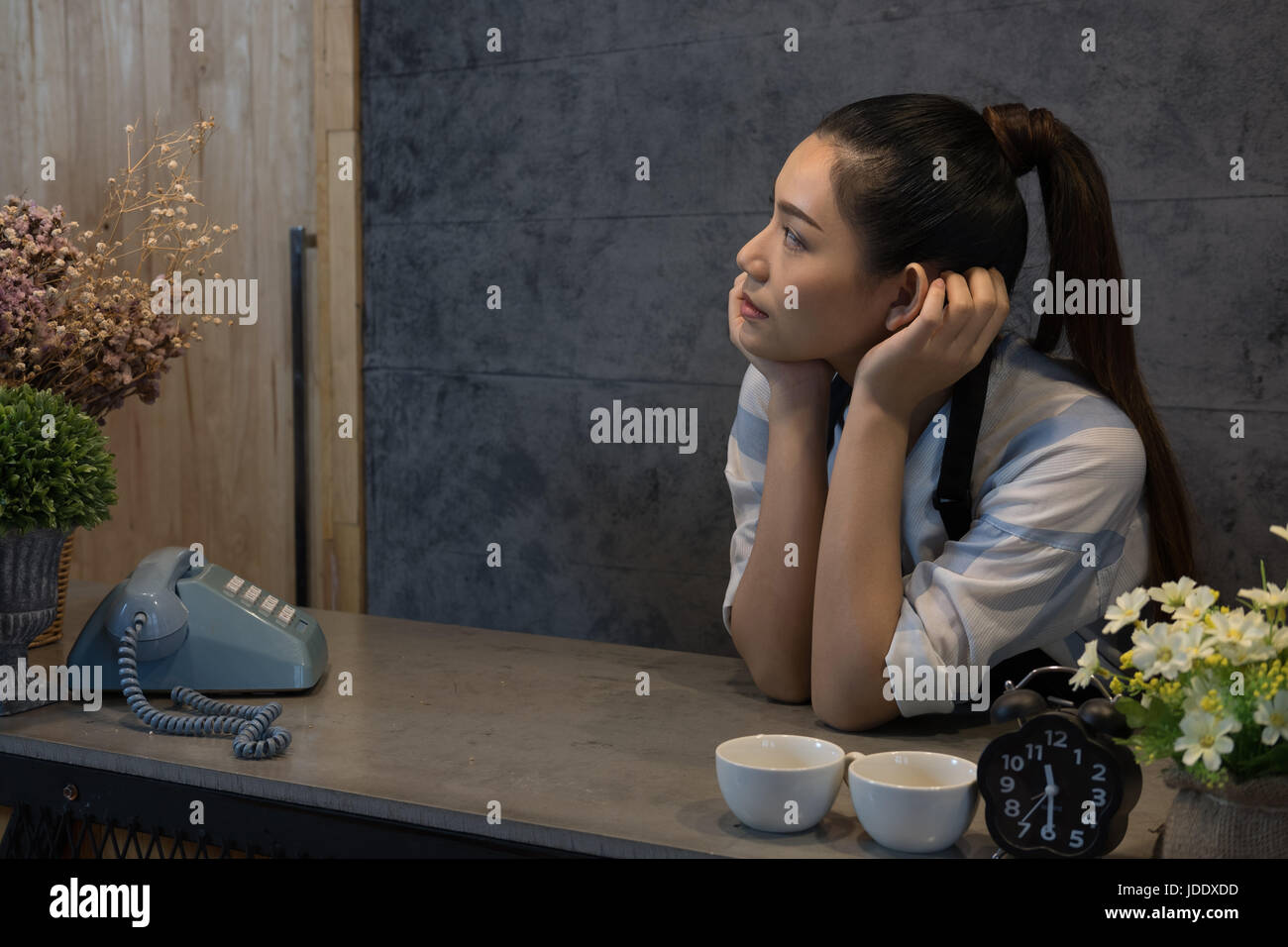 Propriétaire de petite entreprise à son café. happy asian woman standing au guichet. Jeune femme derrière le bar barista smiling in cafe Banque D'Images