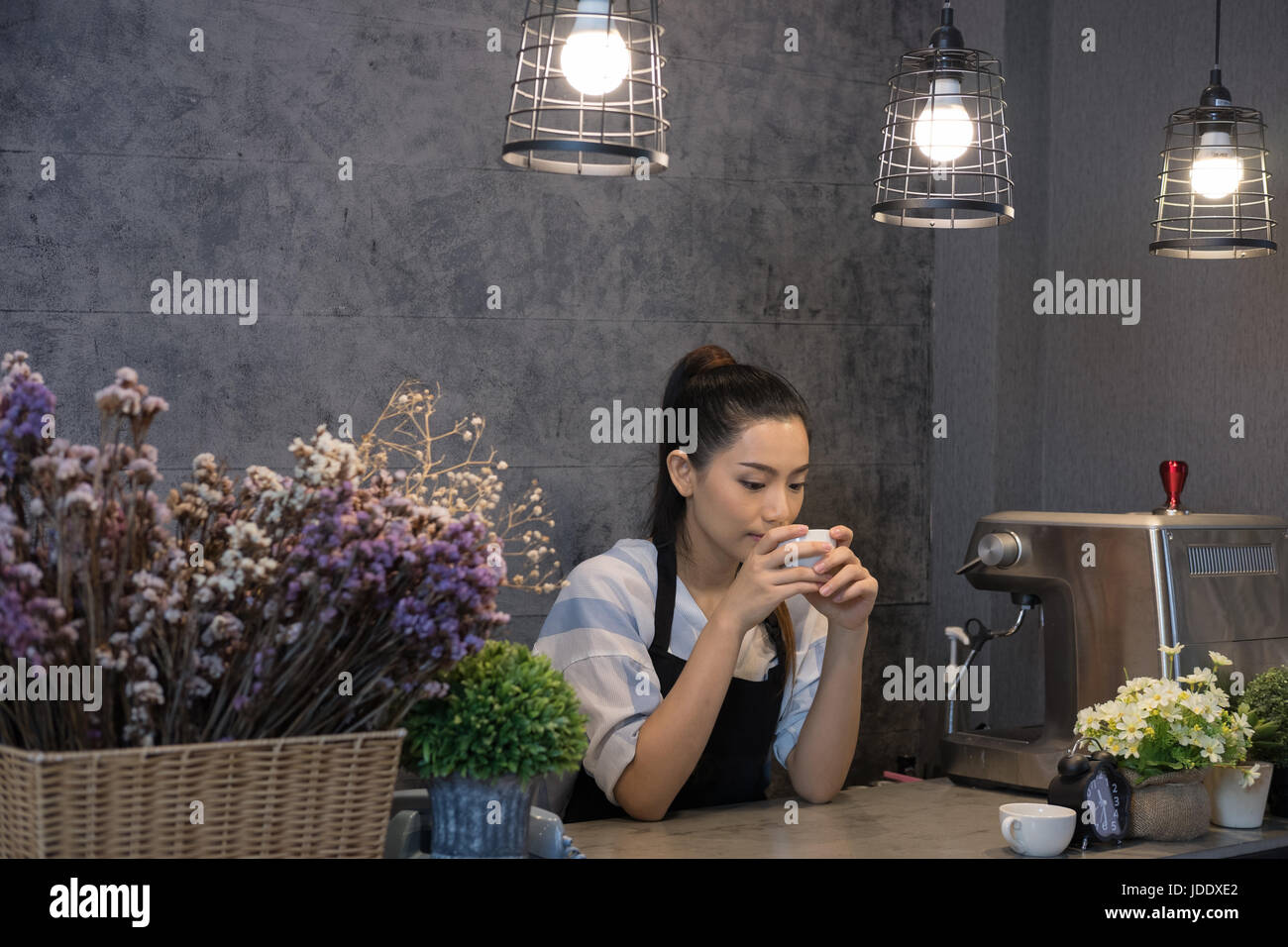 Propriétaire de petite entreprise à son café. happy asian woman standing au guichet. Jeune femme derrière le bar barista smiling in cafe Banque D'Images