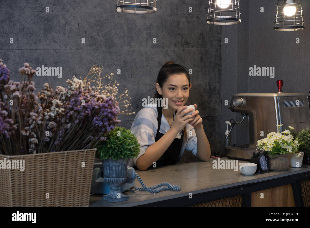 Propriétaire de petite entreprise à son café. happy asian woman standing au guichet. Jeune femme derrière le bar barista smiling in cafe Banque D'Images