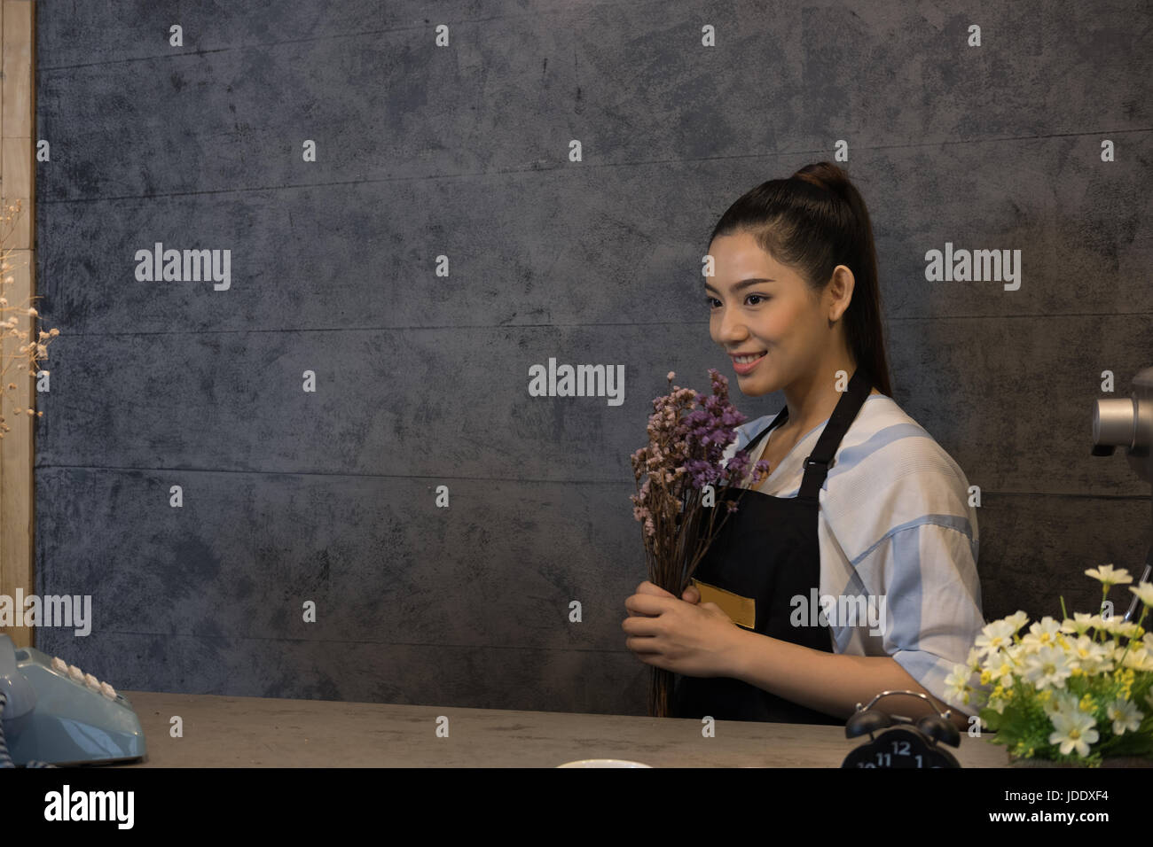 Propriétaire de petite entreprise à son café. happy asian woman standing au guichet. Jeune femme derrière le bar barista smiling in cafe Banque D'Images