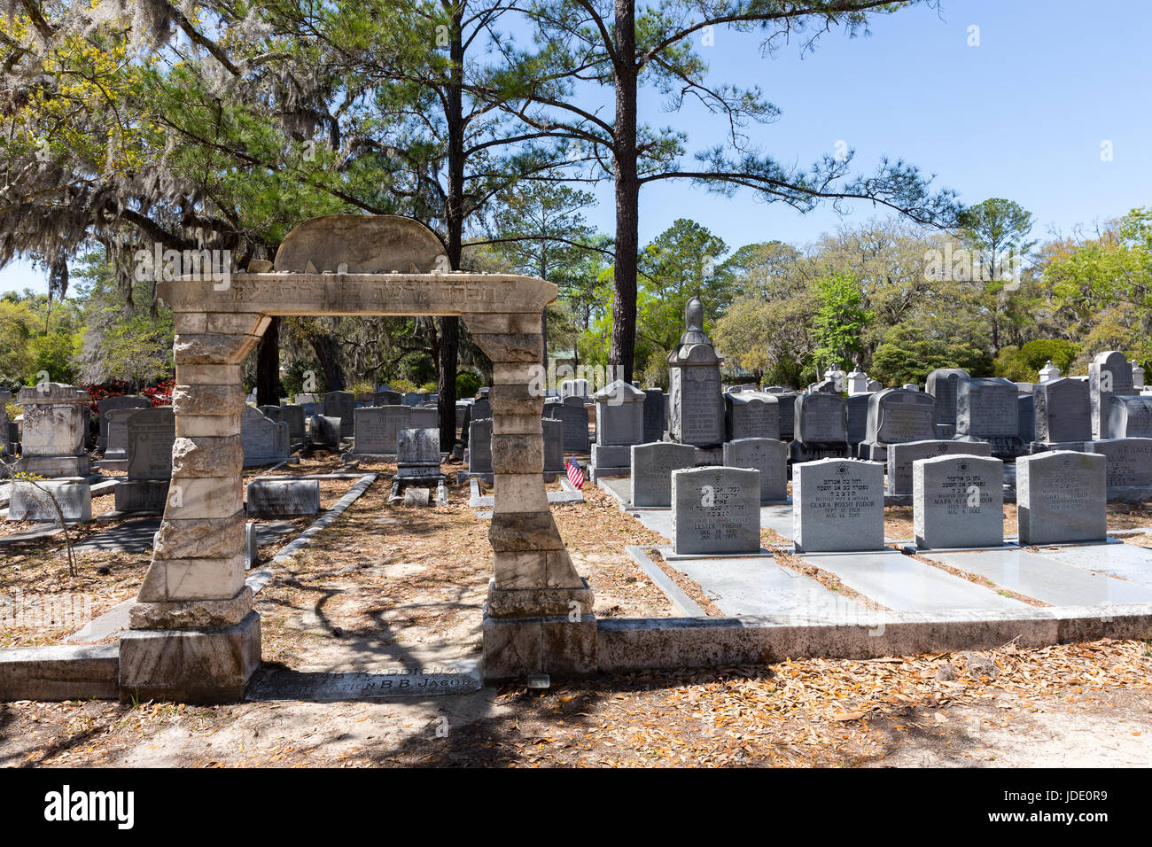 Savannah, GA - 28 mars 2017 : la section juive du cimetière historique de Bonaventure, Savannah. La porte est en conformité avec la tradition juive et le marquage ce Banque D'Images