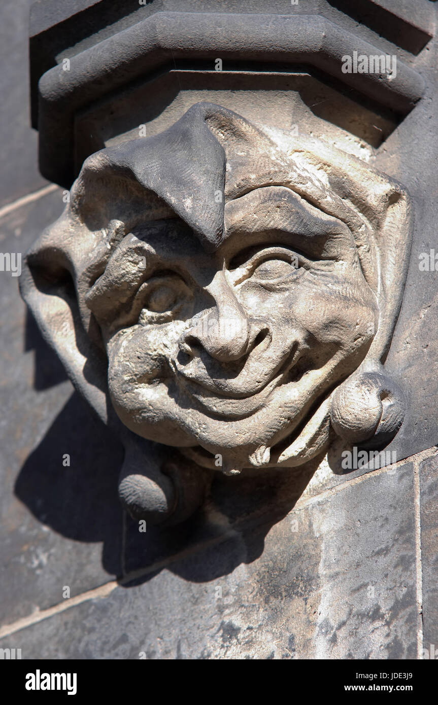 Tête en pierre du clown en style gothique - détails architecturaux Banque D'Images