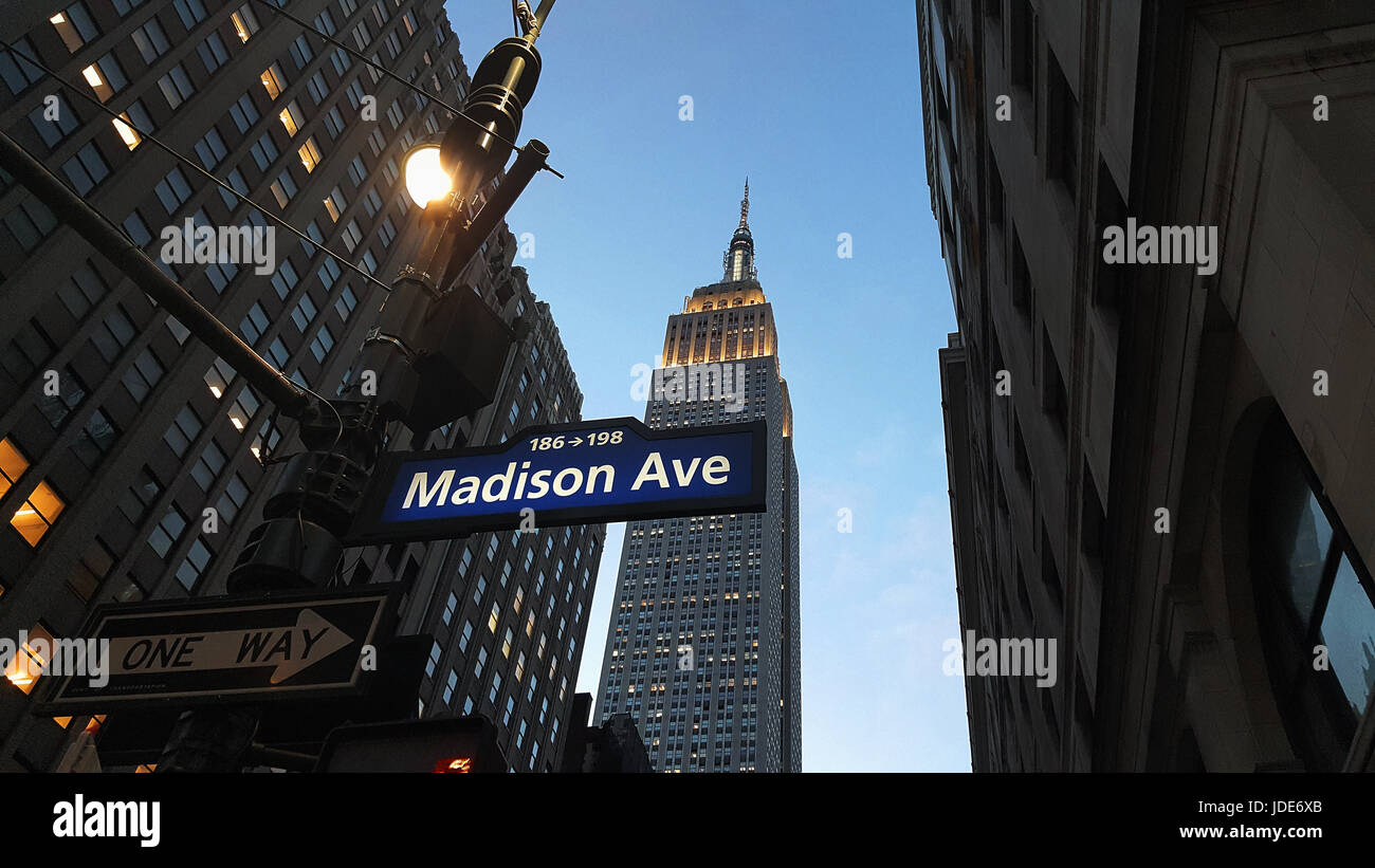 Madison Avenue New York city street sign at Dusk Banque D'Images