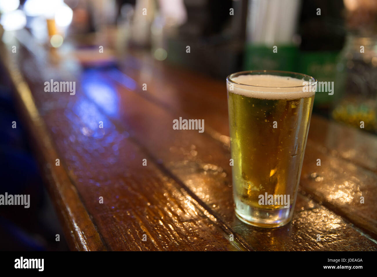 Pinte de bière sur un bar Banque D'Images