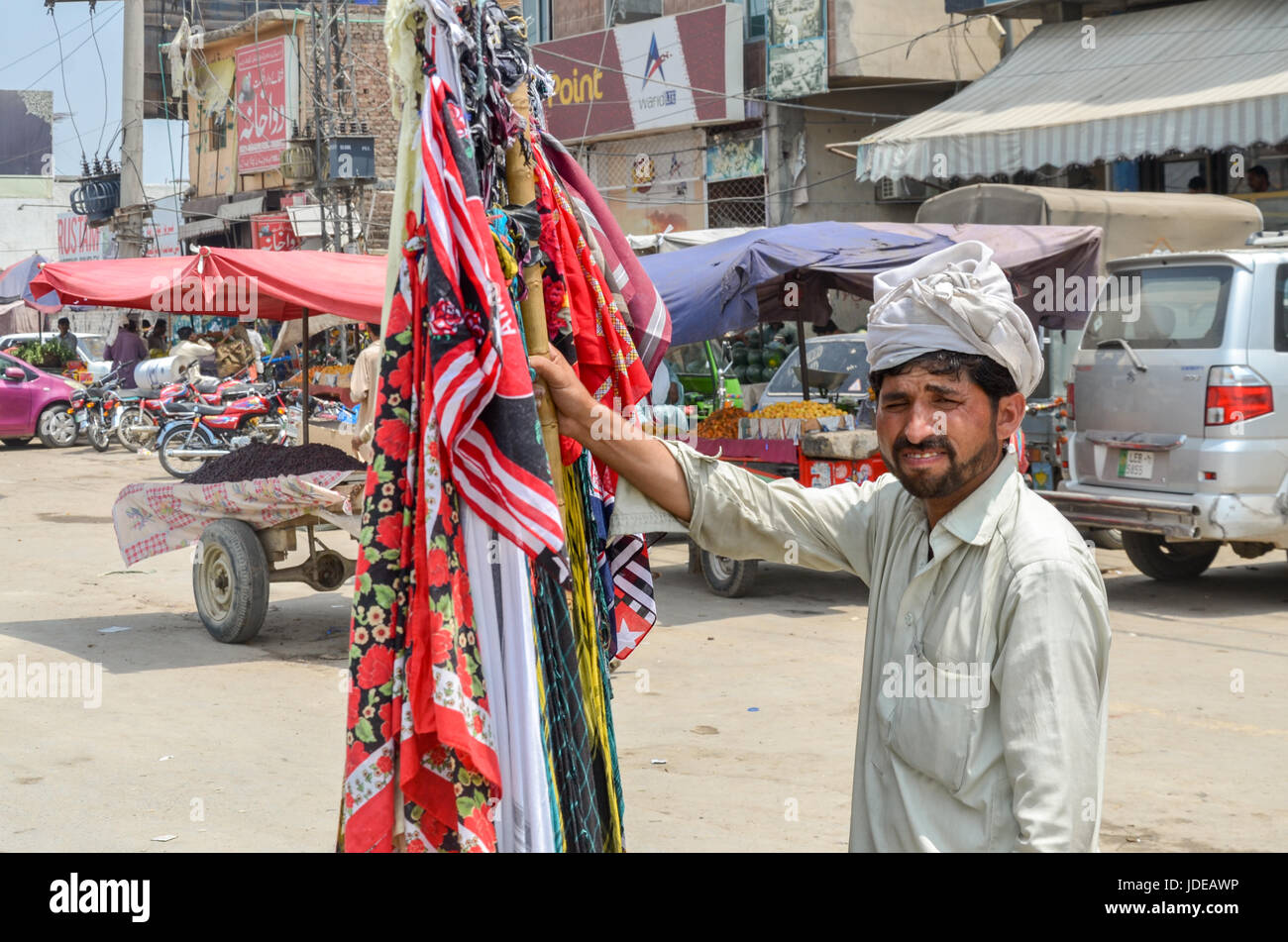 Vendeur de rue à Lahore travailler pour sa subsistance, Punjab, Pakistan le 22 mai 2017 Banque D'Images