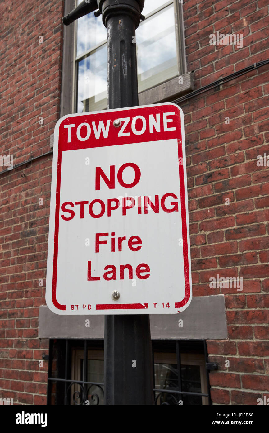 Pour signer l'arrêt de la zone de remorquage pas de fire lane, dans le centre-ville historique de Boston USA Banque D'Images