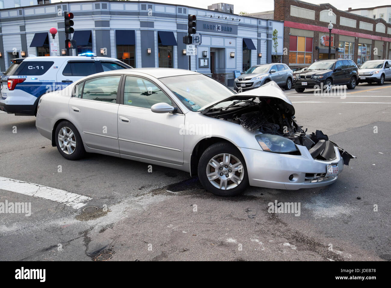 Accident voiture endommagée immobilisé en raison d'accident à l'intersection dans la banlieue de Boston USA Banque D'Images