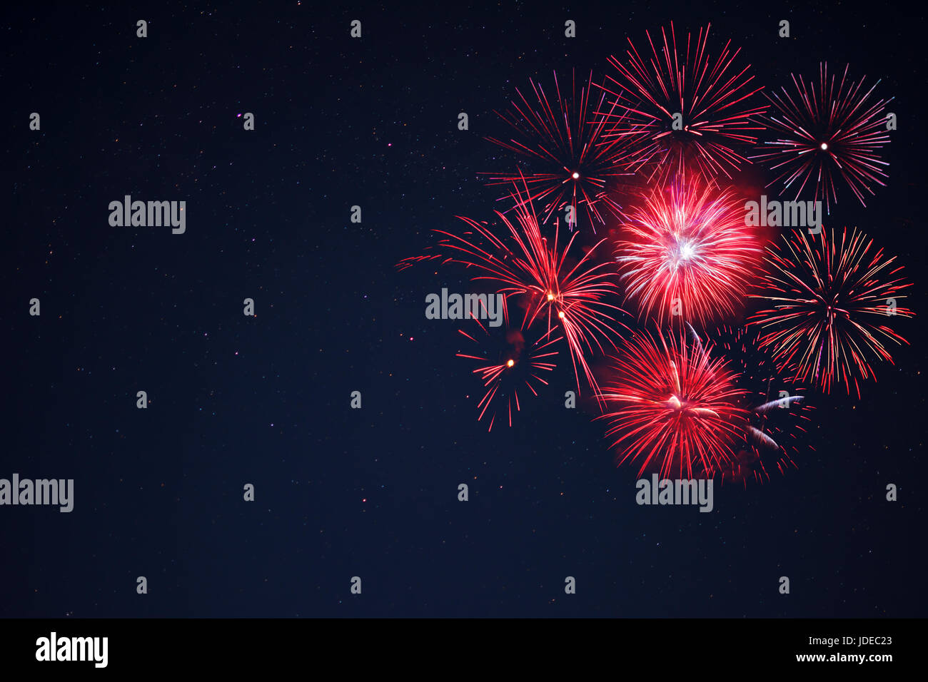 Excellent rouge celebration fireworks situé à droite au ciel nocturne, copiez l'espace. Le jour de l'indépendance, le 4 juillet, jour de l'an saluer l'arrière-plan. Banque D'Images
