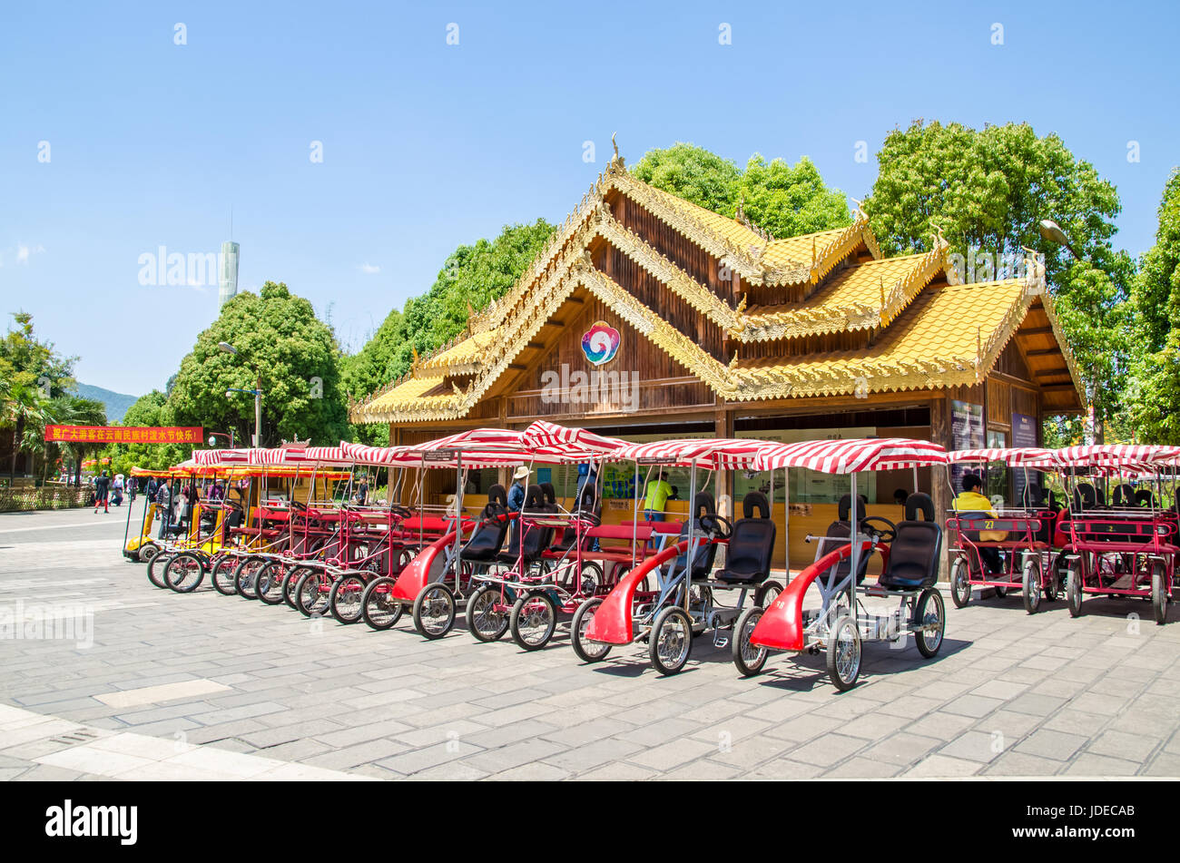 Kunming, Chine - Avril 9,2017 : Quatre roues location location location service fournis aux touristes dans le Yunnan nationalités Village. Banque D'Images