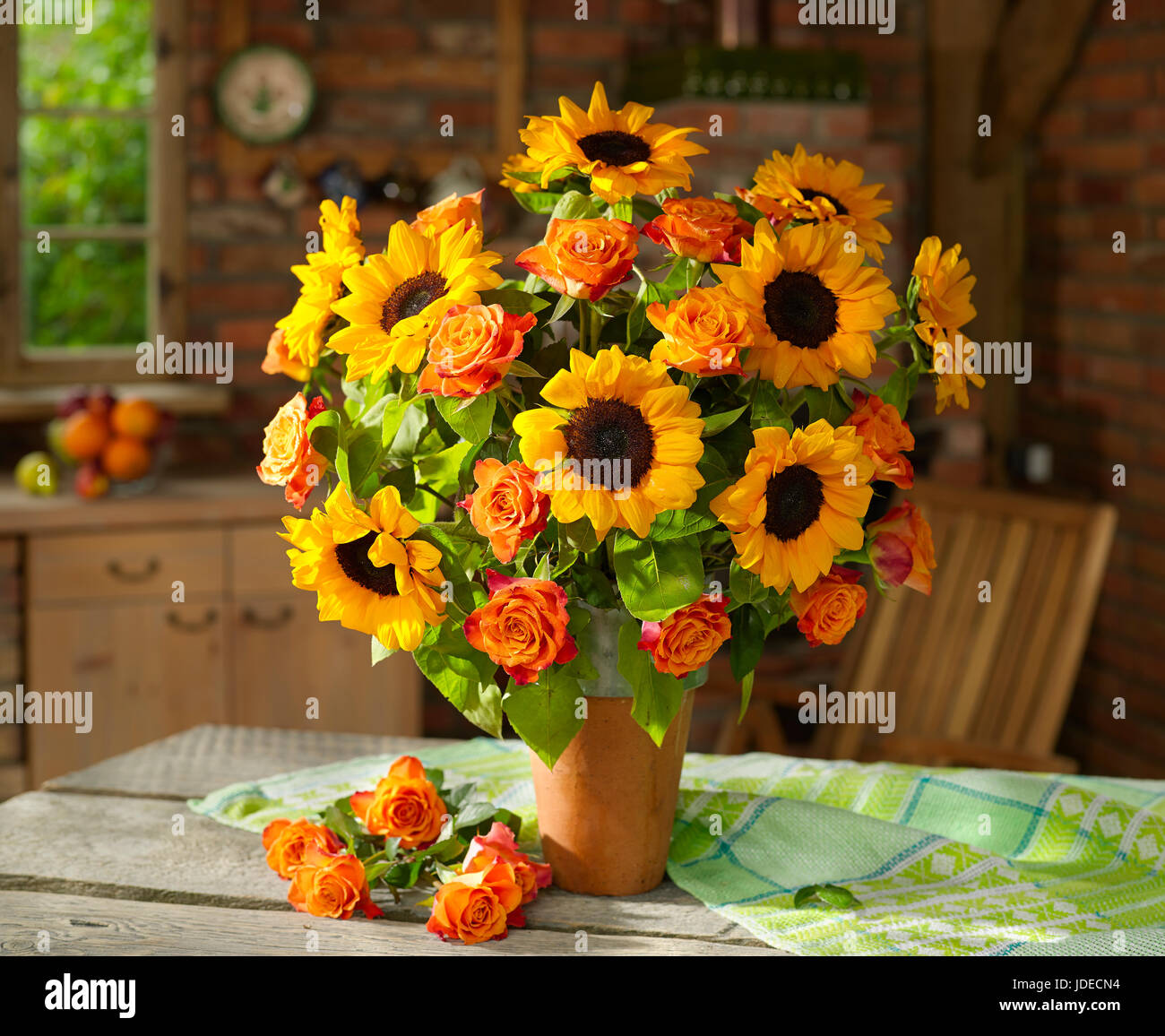 Bouquet de fleurs de tournesol et de roses. Banque D'Images