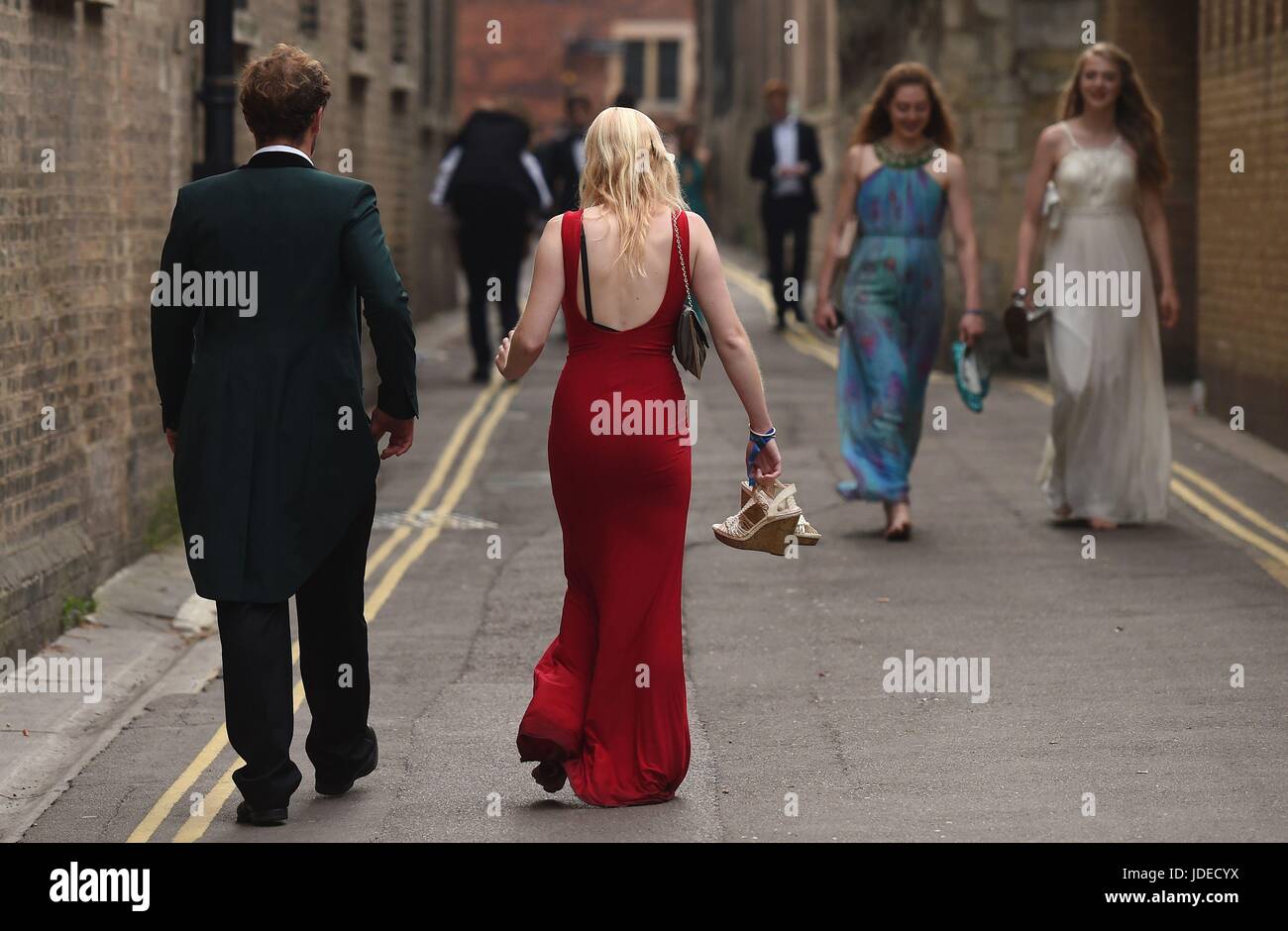 Les élèves font leur chemin de la maison après avoir assisté à une balle peut-être à l'Université de Cambridge qui est la célébration traditionnelle pour marquer la fin de l'année universitaire. Banque D'Images