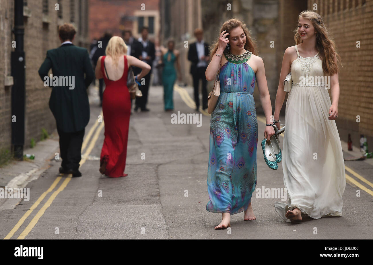 Les étudiants de Trinity, de Clare et de Jésus et du Collège à l'Université de Cambridge font leur chemin de la maison après avoir célébré la fin de l'année universitaire à la balle peut. Banque D'Images