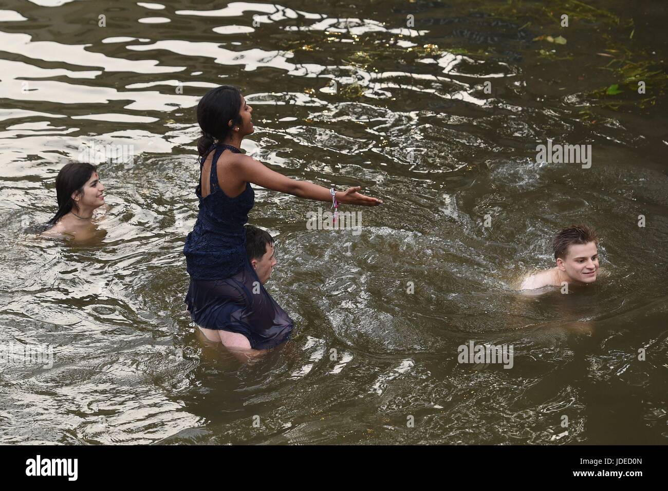 Les élèves se baigner dans la rivière Cam après avoir assisté à une balle peut-être à l'Université de Cambridge qui est la célébration traditionnelle pour marquer la fin de l'année universitaire. Banque D'Images