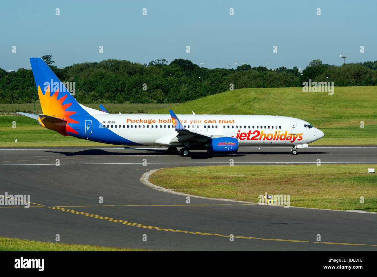 Boeing 737-808 Jet2 prêt au décollage à l'aéroport de Birmingham, UK (G-JZHM) Banque D'Images