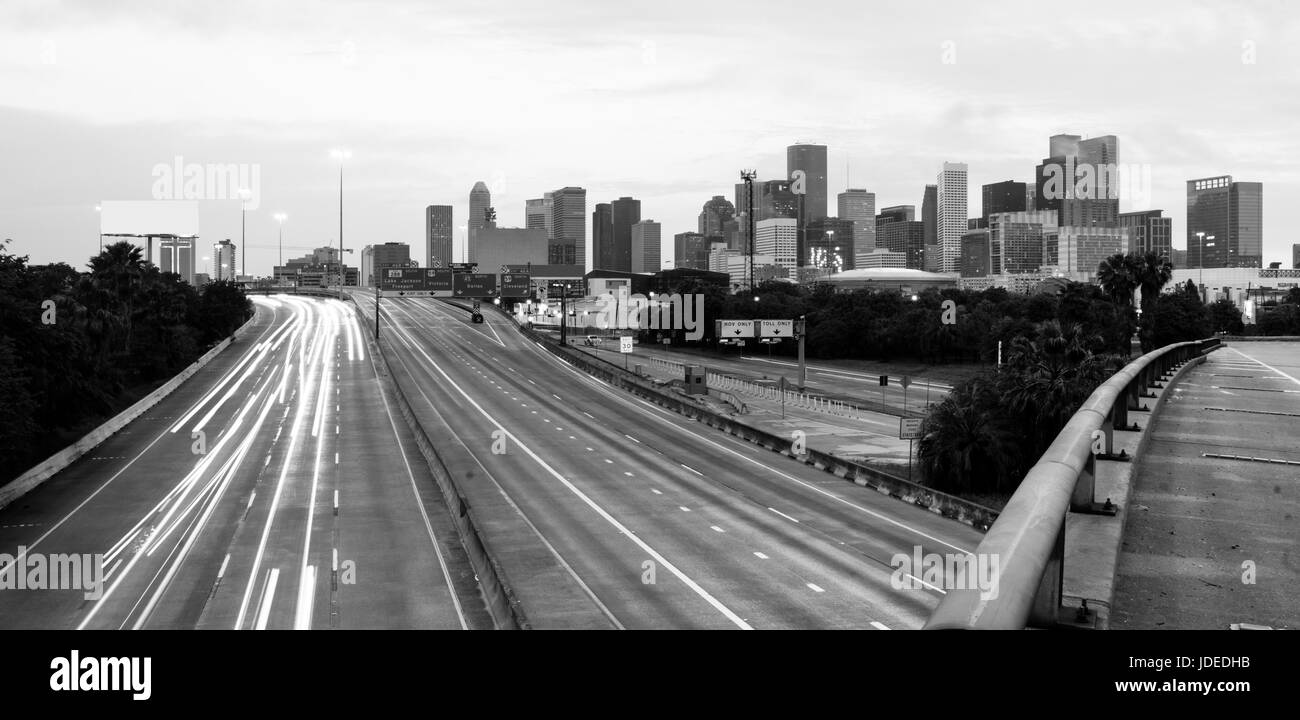 Les routes semblent converger vers le centre-ville de Ville Houston au Texas Banque D'Images