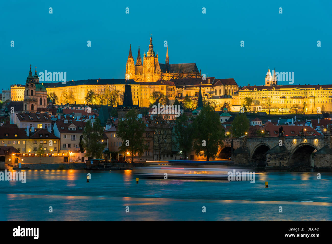 Vue nocturne du quartier de Mala Strana avec la cathédrale Saint-Guy et du château de Prague, Prague, Bohême, République Tchèque Banque D'Images