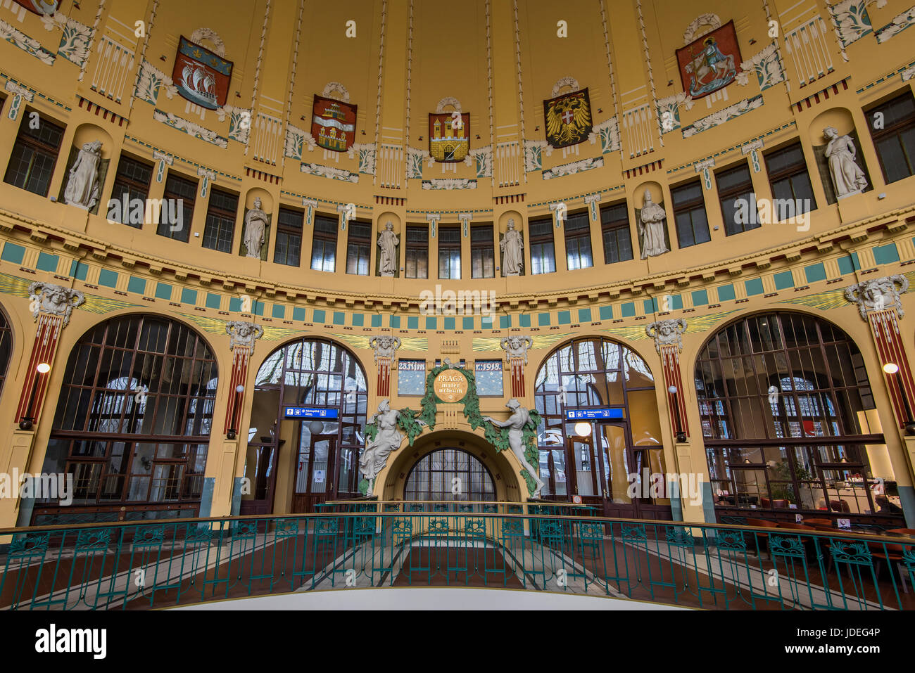 Hall de l'Art nouveau, de la gare centrale de Prague ou Praha Hlavni