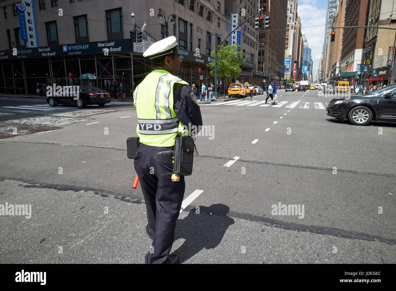 New York City cop diriger la circulation à l'intersection achalandée USA Banque D'Images
