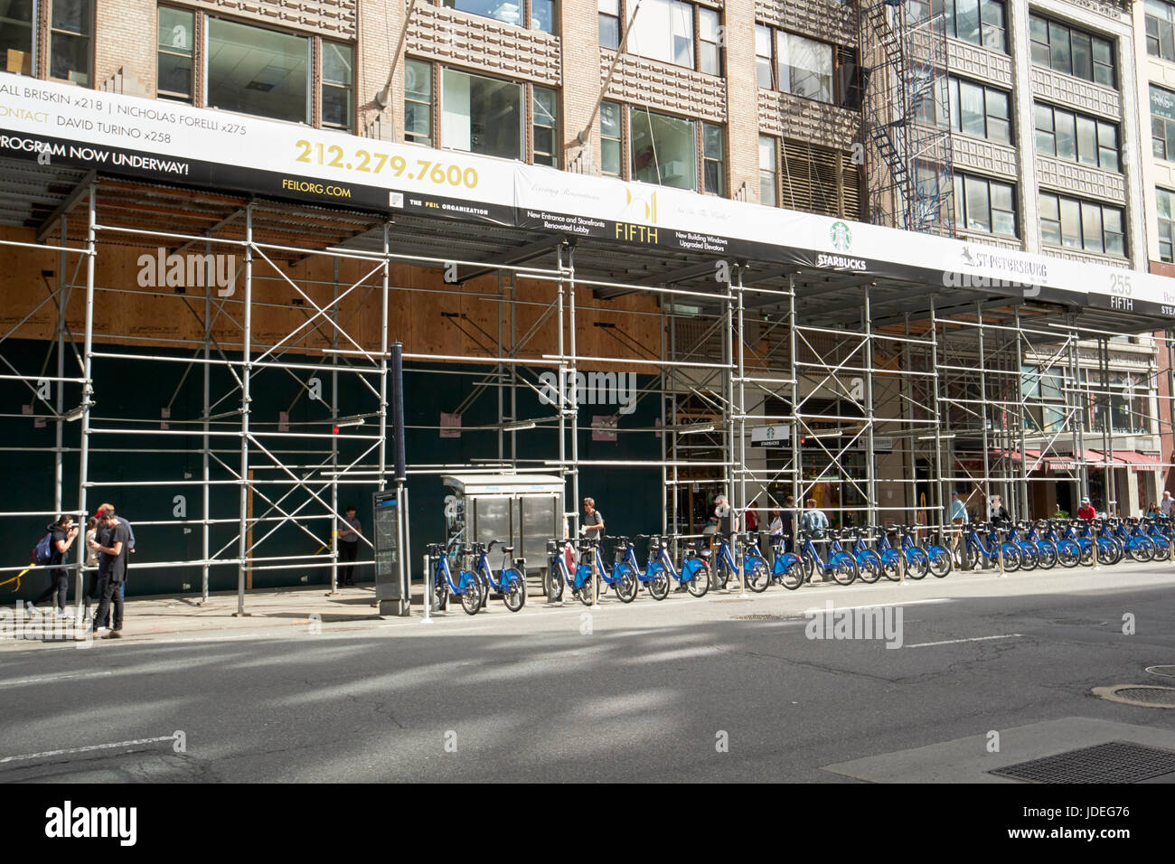 Un échafaudage sur un trottoir et de location de vélo station New York USA Banque D'Images
