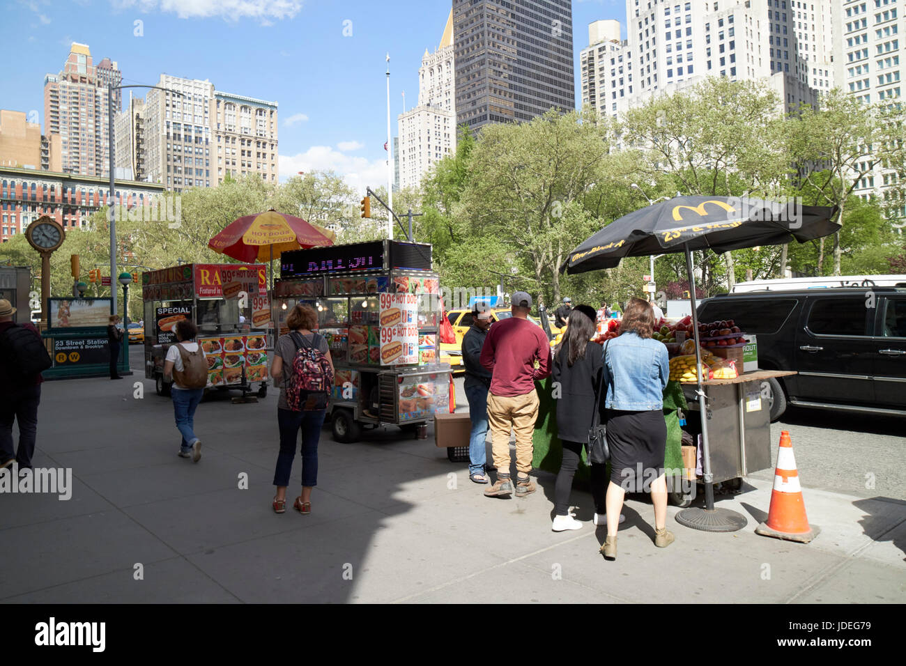 Des chariots de nourriture au Madison Square Park New York USA Banque D'Images