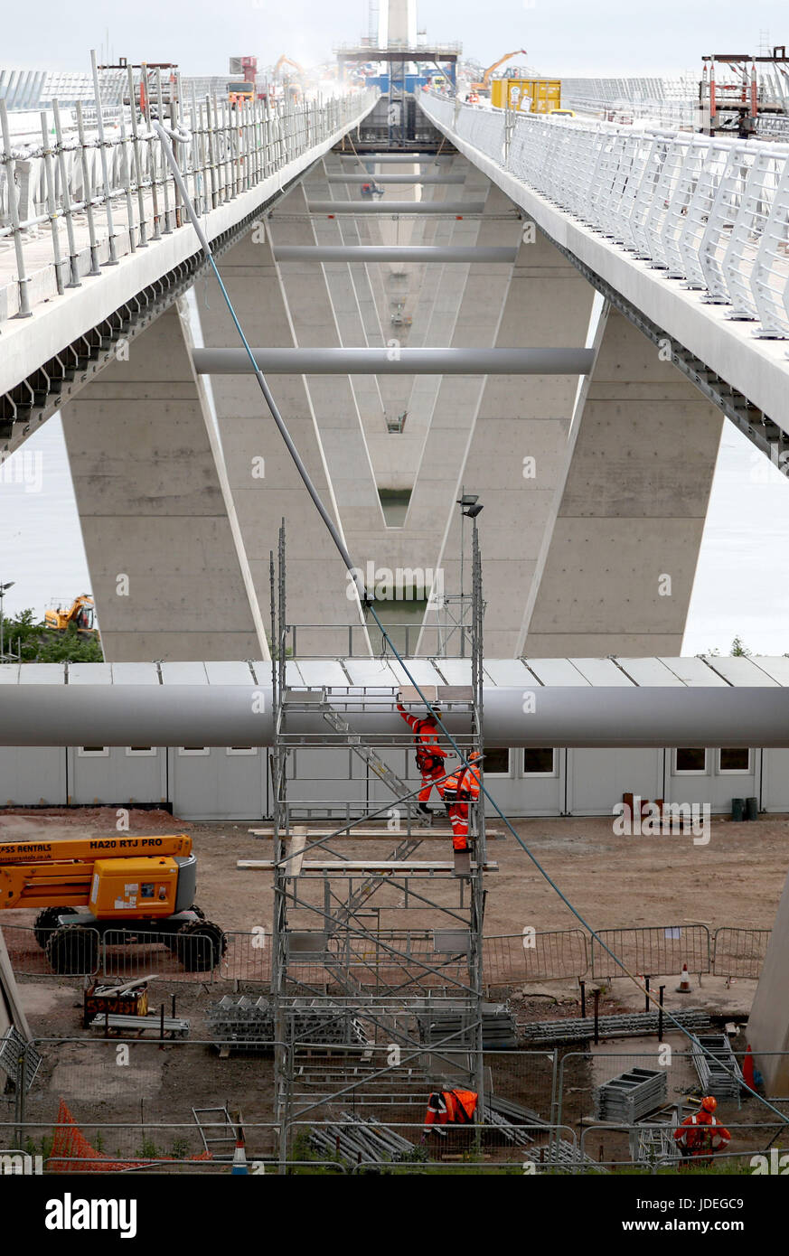 Une vue générale entre les ponts de la route nouvelle Queensferry Crossing Bridge, South Queensferry. Le nouveau pont sera ouvert à la circulation le 30 août les ministres ont annoncé. Banque D'Images