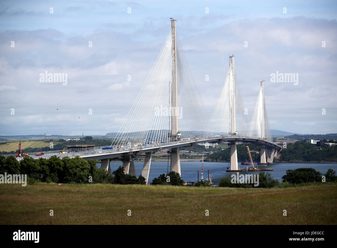 Une vue générale du nouveau Queensferry Crossing bridge de South Queensferry. Le nouveau pont sera ouvert à la circulation le 30 août les ministres ont annoncé. Banque D'Images