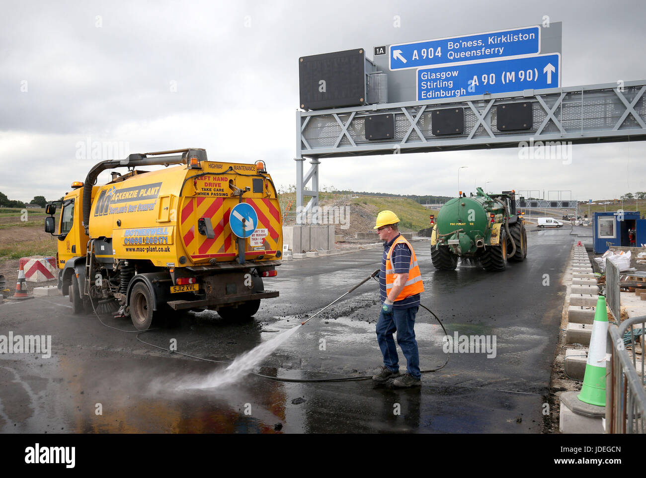 Les ingénieurs qui travaillent sur le pont routier de la nouvelle Queensferry Crossing Bridge, South Queensferry. Le nouveau pont sera ouvert à la circulation le 30 août les ministres ont annoncé. Banque D'Images