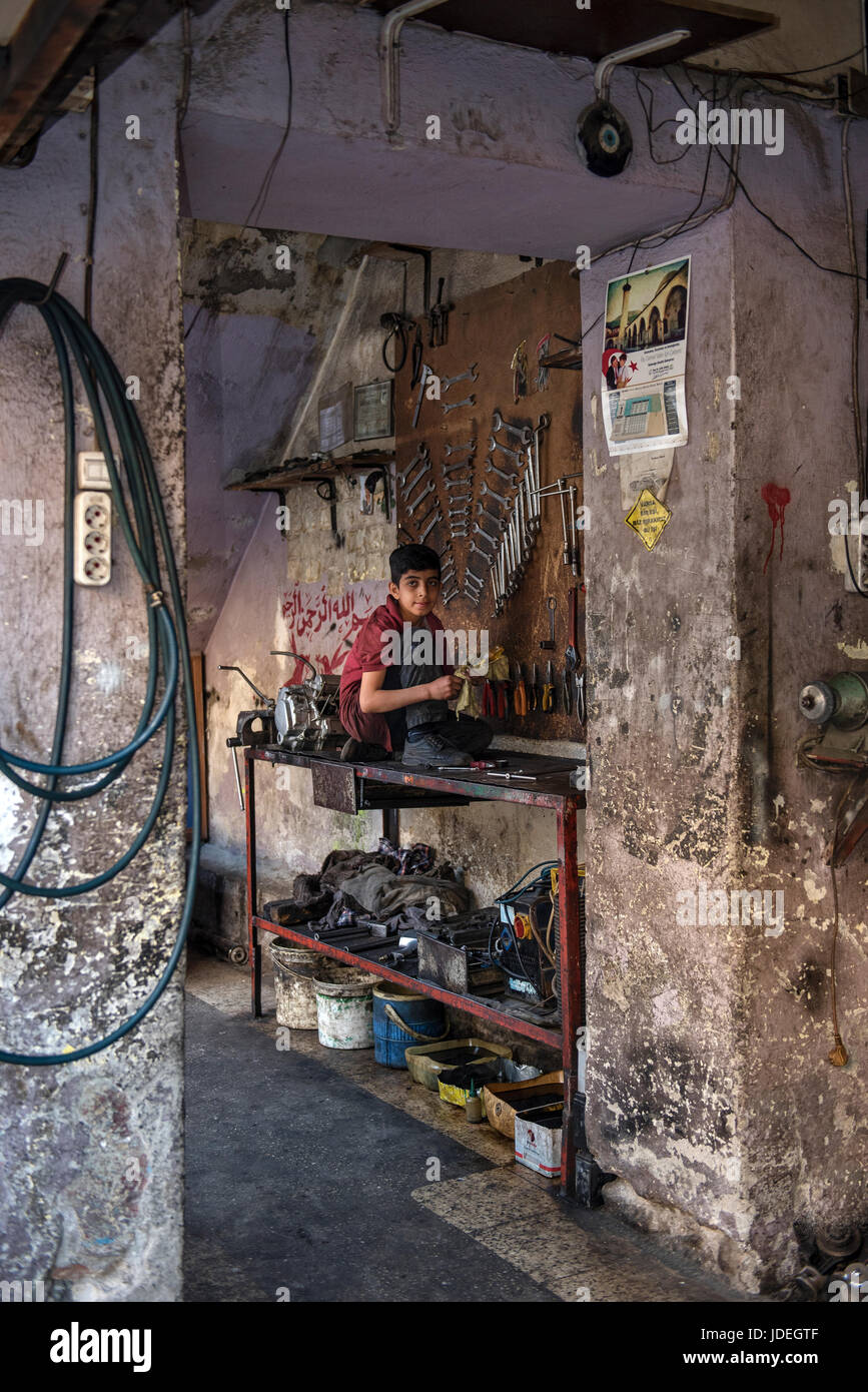 Travailleur de l'enfant à l'atelier de réparation automobile, Antakya, dans le sud-est de la Turquie Banque D'Images