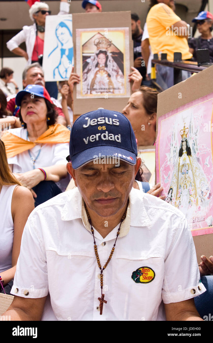 Un homme avec un chapeau qui dit "Jésus est la vérité' au cours d'un rassemblement politique à Caracas contre le gouvernement de maduro. Banque D'Images