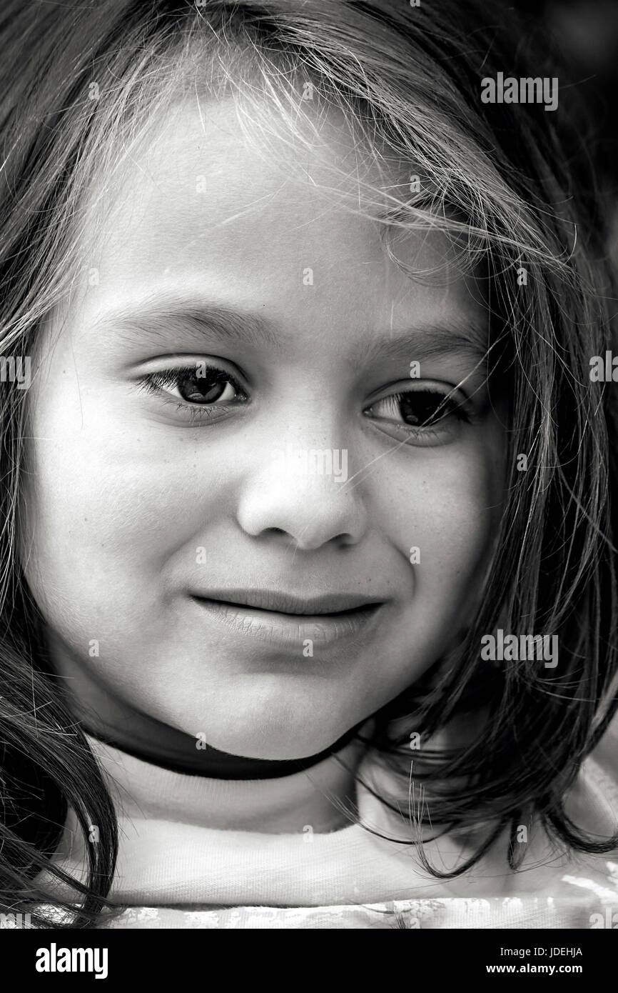 Un gros plan du visage d'un enfant avec des cheveux en désordre Banque D'Images