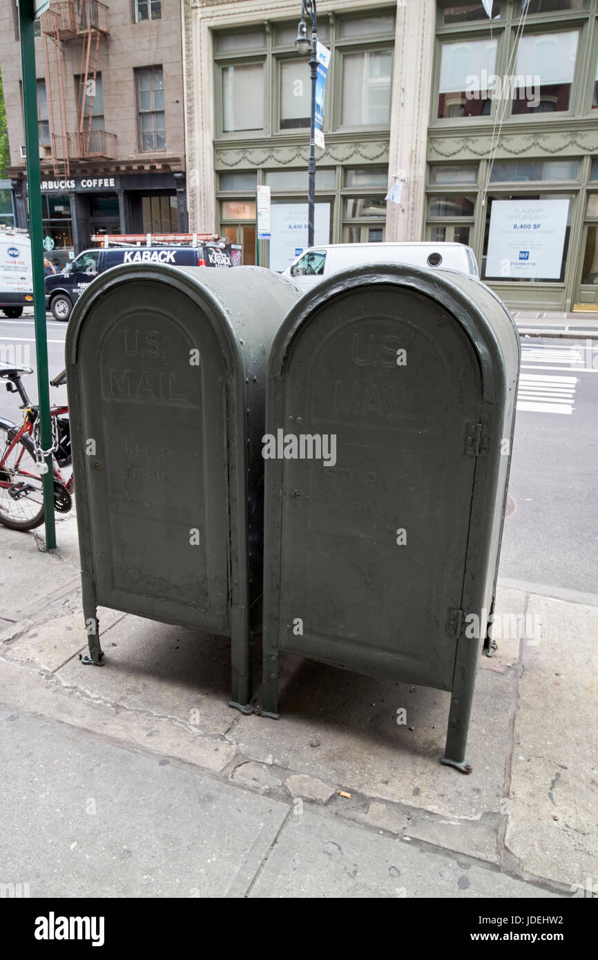 Relais de courrier mail américains et des boîtes de rangement sur rue, dans la ville de New York USA Banque D'Images