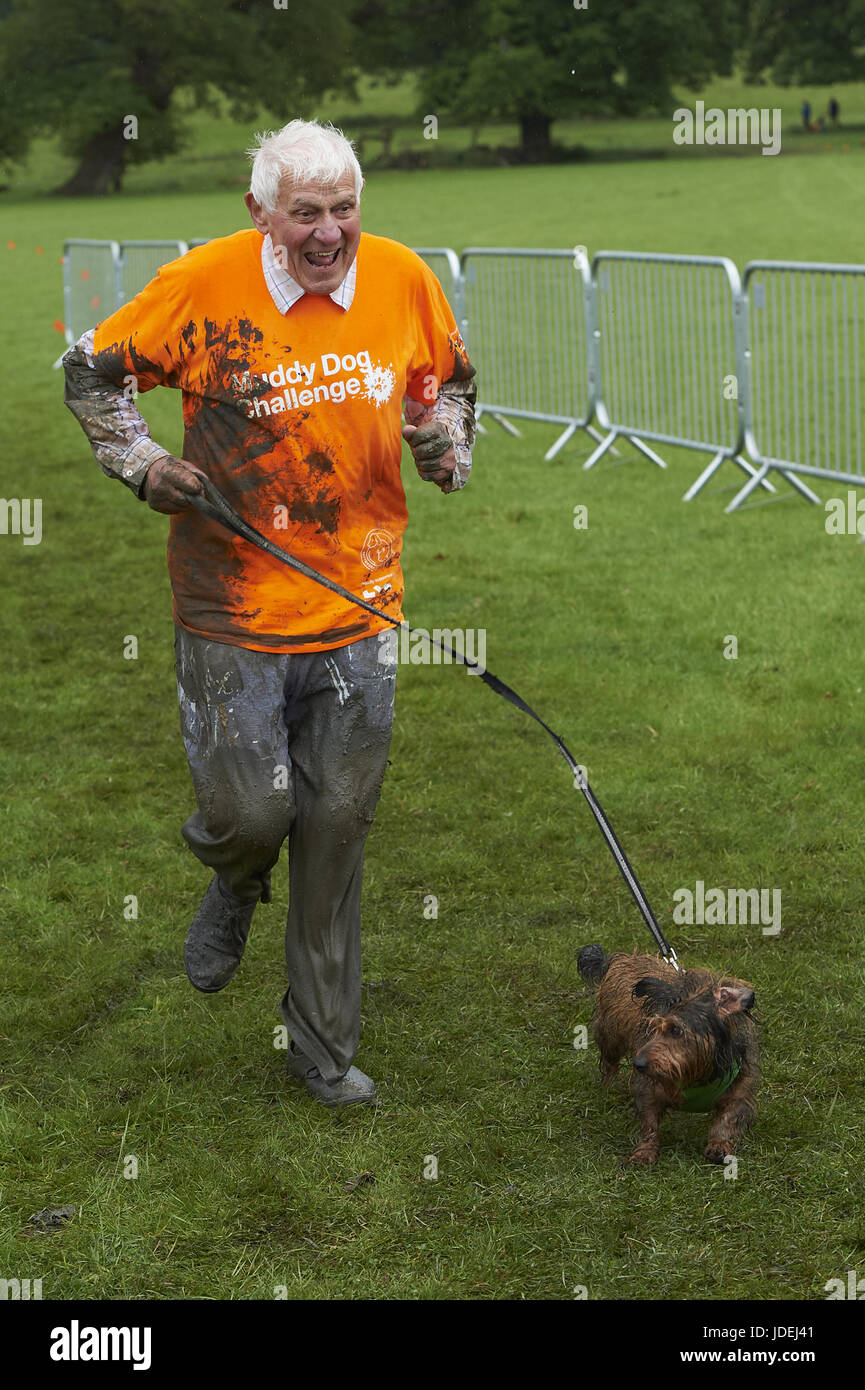 Aujourd'hui, l'adoption de l'Ambassadeur David Gandy, et des partisans de l'organisme de bienfaisance - Actrices Rosie Marcel et Joanna Scanlan, ont pris part à l'chien boueux Défi pour aider à recueillir des fonds pour l'adoption de chiens et chats à la maison. Plus de 900 participants se sont joints à eux dans la course de chiens boueux qui a eu lieu à Windsor Great Park. Comprend : l'investiture (86 ans) où : Windsor, Royaume-Uni Quand : 20 mai 2017 Credit : Alan West/WENN.com Banque D'Images