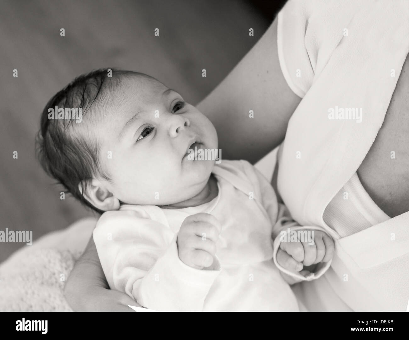 Photographie Noir Et Blanc La Mere Et Le Bebe Mere Est Tenant Sa Petite Fille Photo Stock Alamy