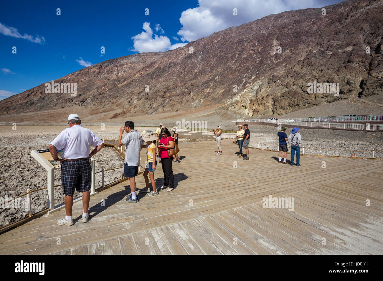Les gens, les touristes, famille, visiteurs, visites, bassin de Badwater, 282 pieds au-dessous du niveau de la mer, Death Valley National Park, Death Valley, Californie Banque D'Images