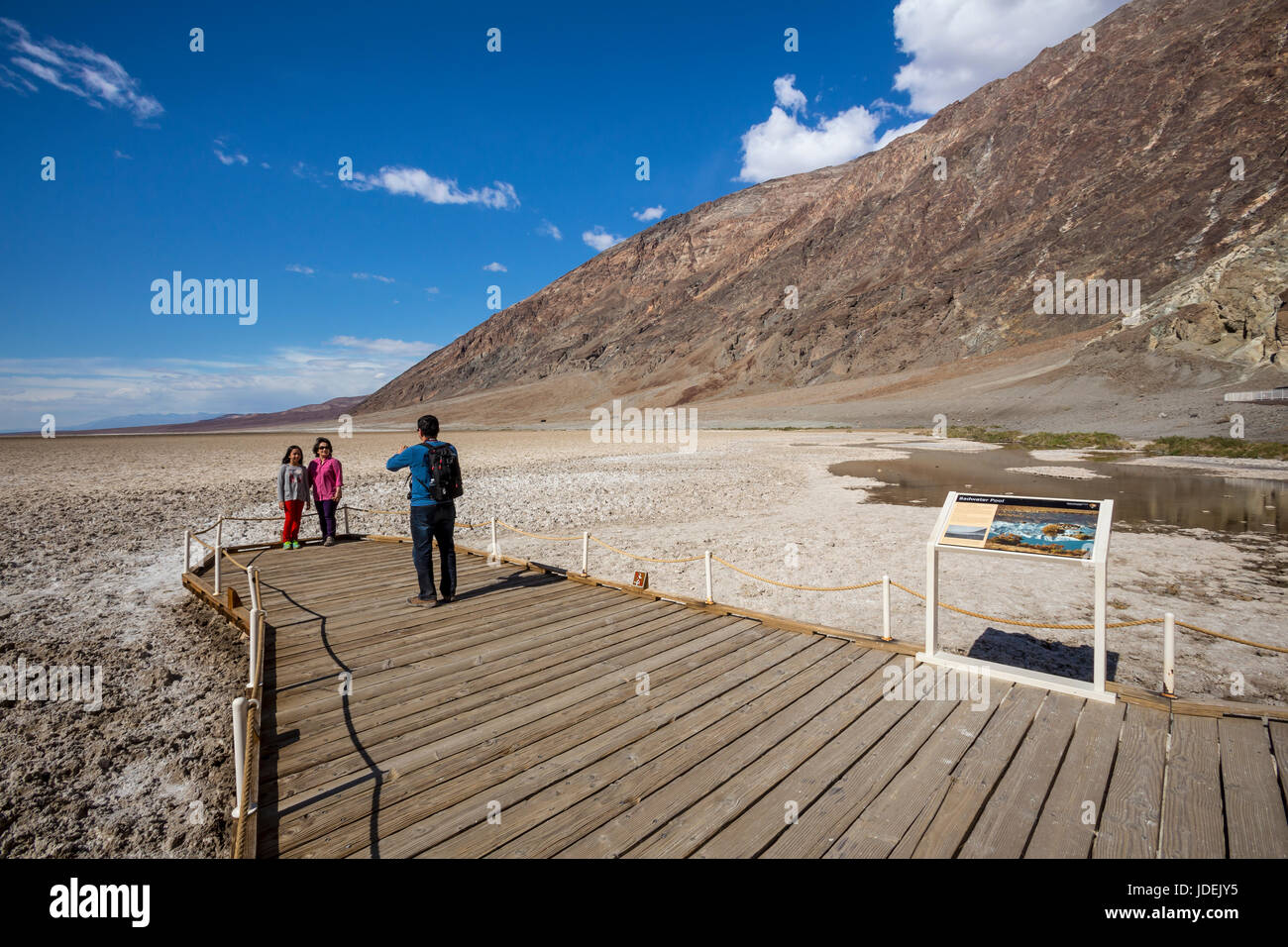 Les gens, les touristes, famille, visiteurs, visites, bassin de Badwater, 282 pieds au-dessous du niveau de la mer, Death Valley National Park, Death Valley, Californie Banque D'Images
