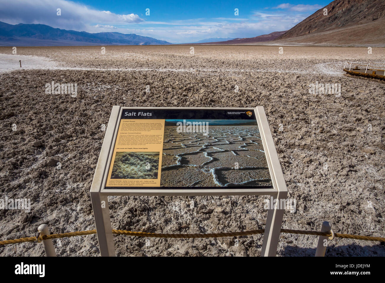 Salt Flats, Badwater Basin, 282 pieds au-dessous du niveau de la mer, Death Valley National Park, Death Valley, Californie Banque D'Images