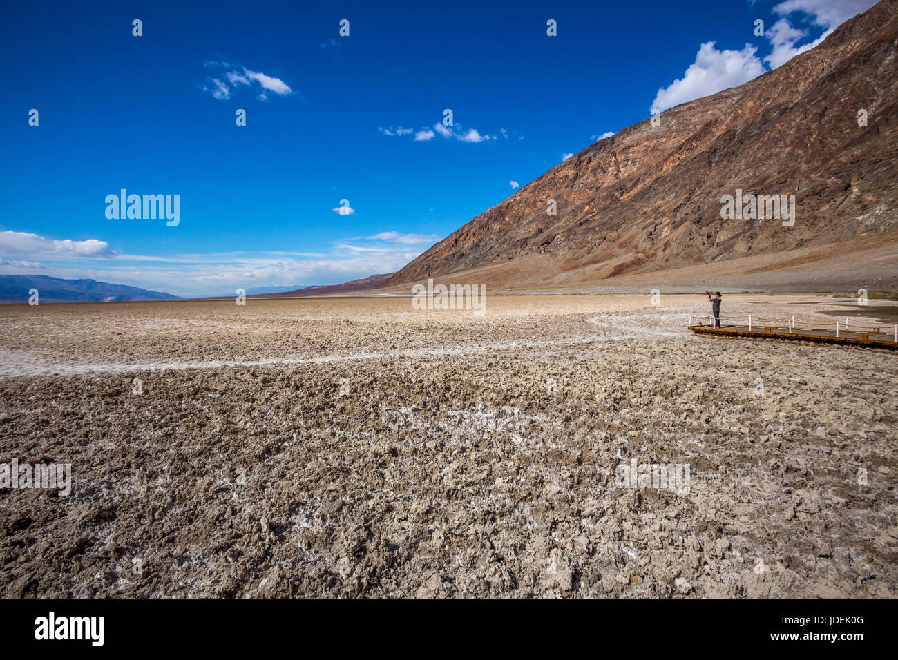 Femme adulte, touriste, visiteur, visiter, Badwater Basin, 282 pieds au-dessous du niveau de la mer, Death Valley National Park, Death Valley, Californie Banque D'Images