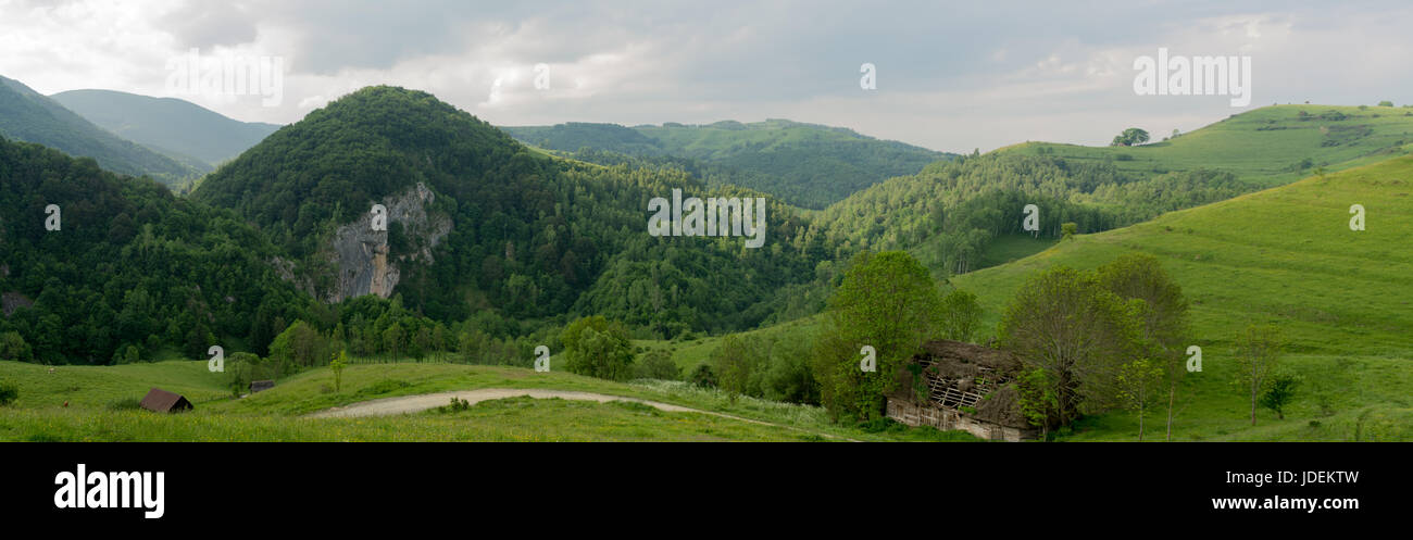 Stable sur une ruine paysage vallonné Banque D'Images