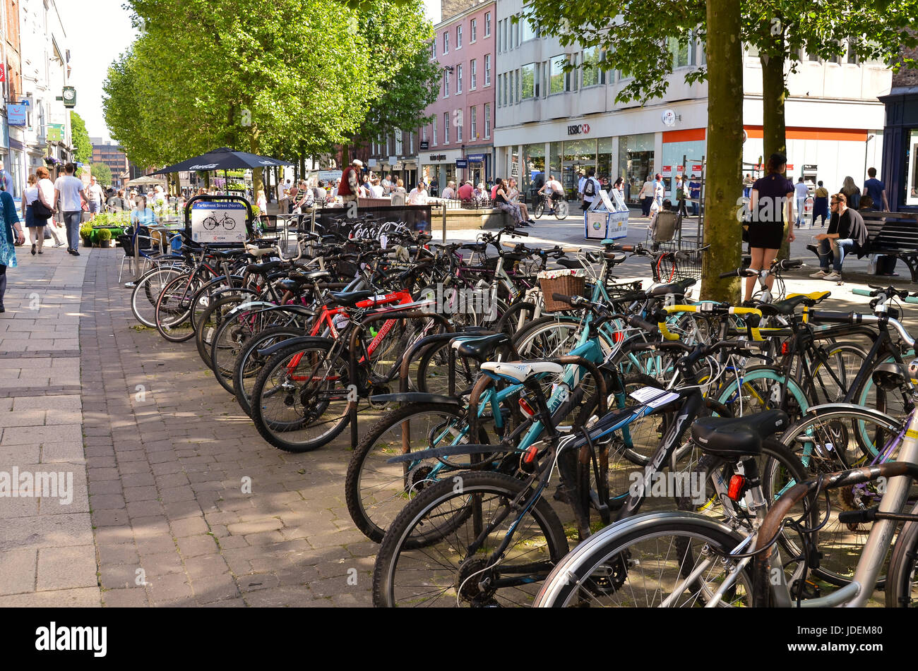 York-UK Juin-2016, de nombreuses personnes quittent leurs vélos dans le centre-ville et puis aller au travail à pied. Banque D'Images