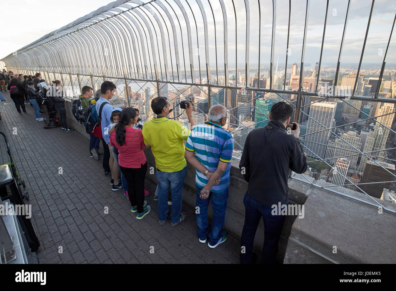 Les touristes sur le pont d'observation du nord de l'empire state building New York USA Banque D'Images