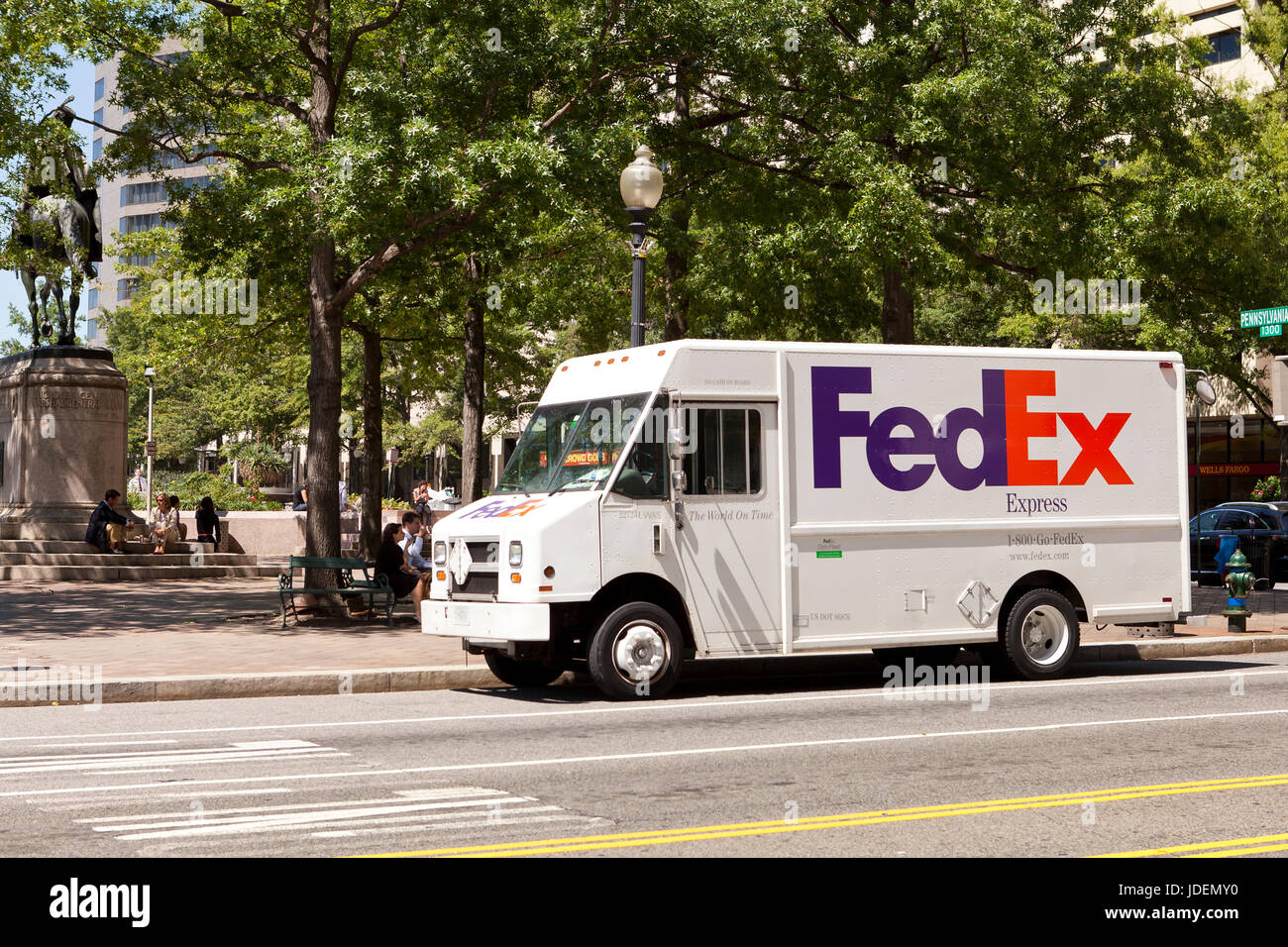 Camion de livraison FedEx stationné à l'extérieur du bâtiment de bureaux - Washington, DC USA Banque D'Images