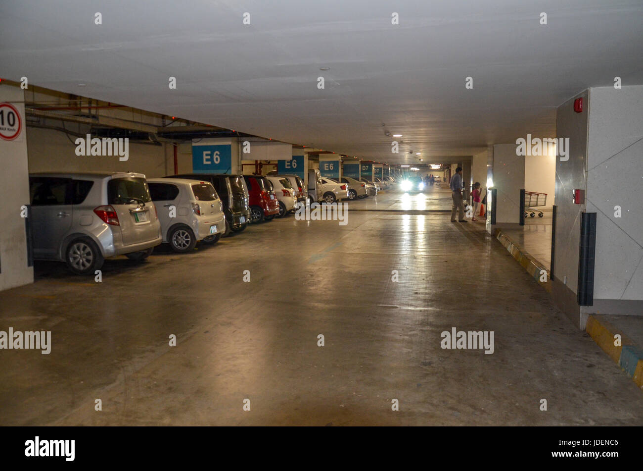 Parking gratuit, parking souterrain du centre commercial Emporium, Lahore, Pakistan Banque D'Images
