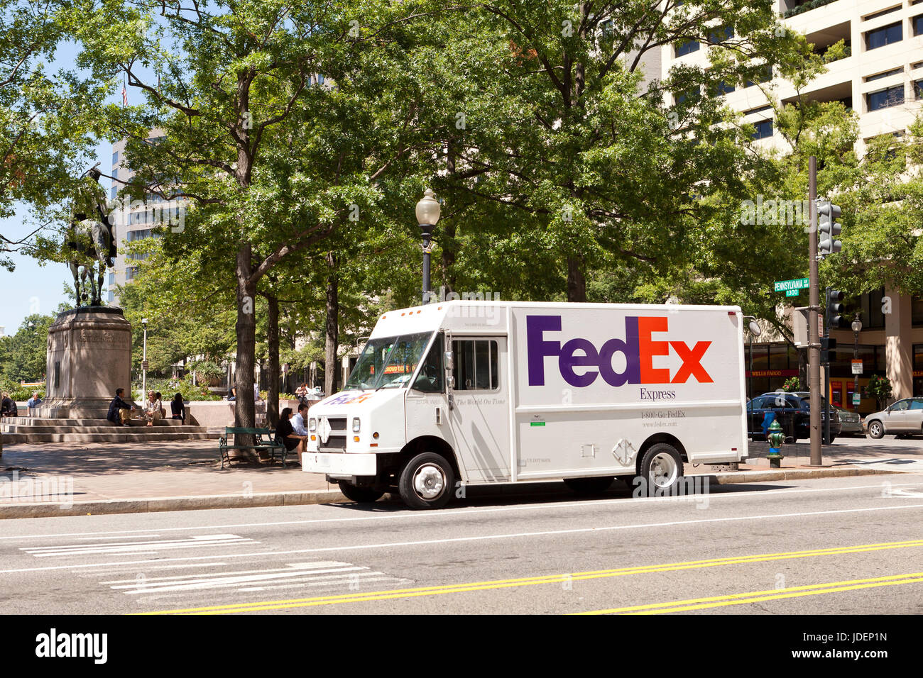 Camion de livraison FedEx stationné à l'extérieur du bâtiment de bureaux - Washington, DC USA Banque D'Images